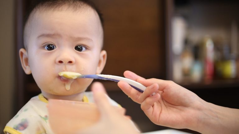 bebé con alergia alimentaria