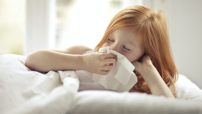 niña enferma de gripe a