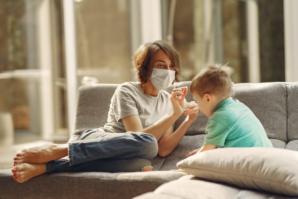 mamá cuidando a su hijo con gripe a