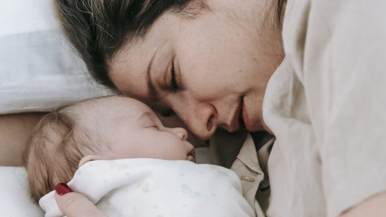 madre feliz con su hijo luego de su parto normal