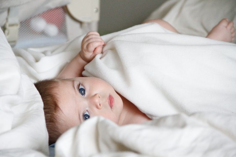 Cómo tapar a un bebé recién nacido para dormir