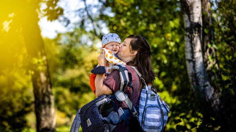 bebé feliz de paseo con su mamá