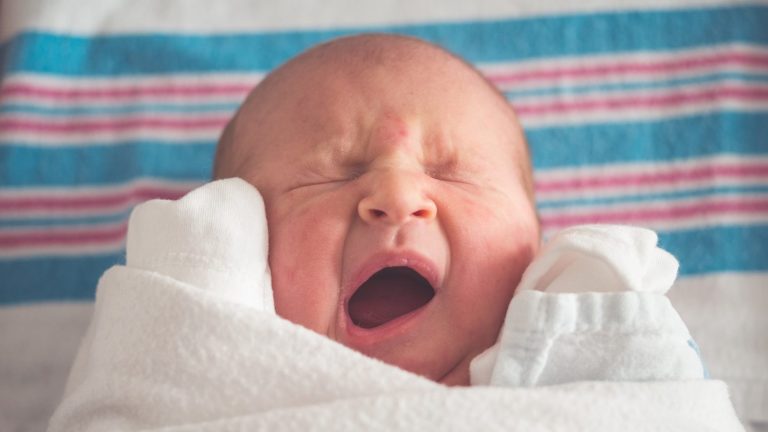 bebé recien nacido tapado por sus padres