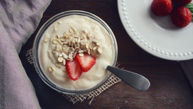yogur griego con frutas para embarazada