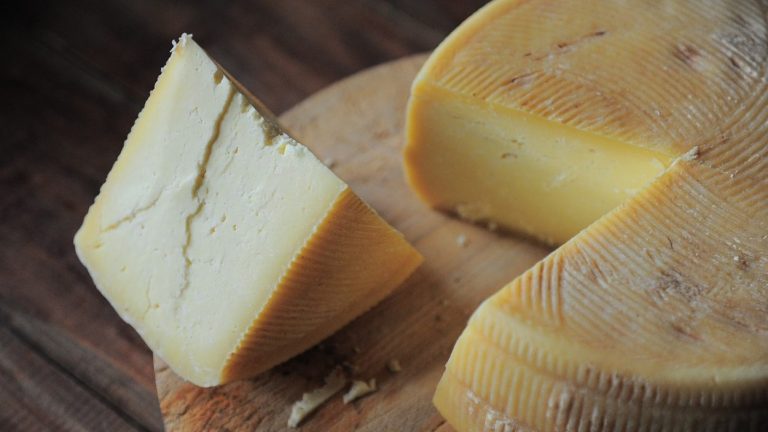 trozo de queso provolone