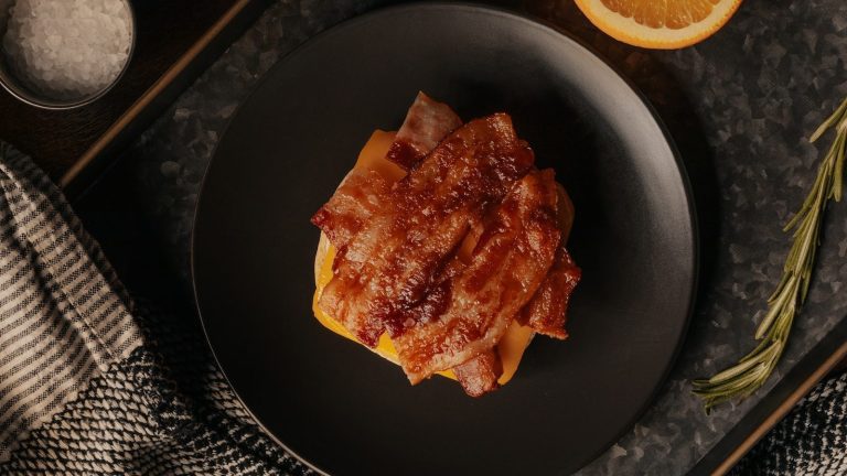 plato con bacon